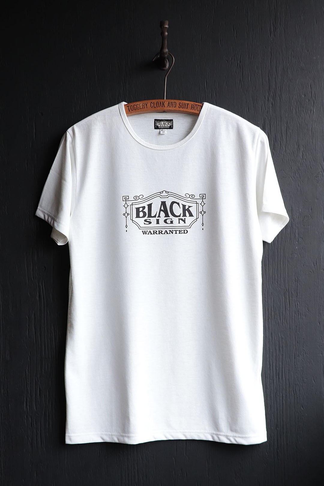 BLACK SIGN Main Lodge / S/S Tee