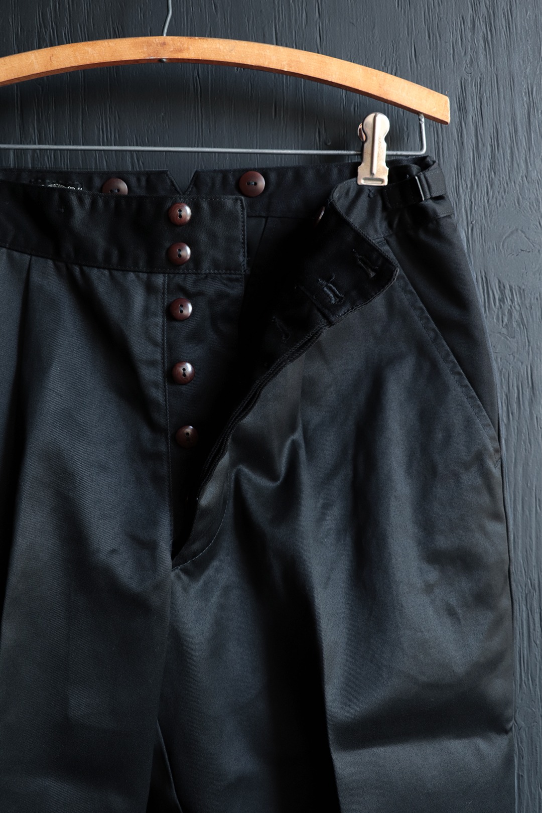 BLACK SIGN Main Lodge / Side Adjustable Narrow Chino Trousers